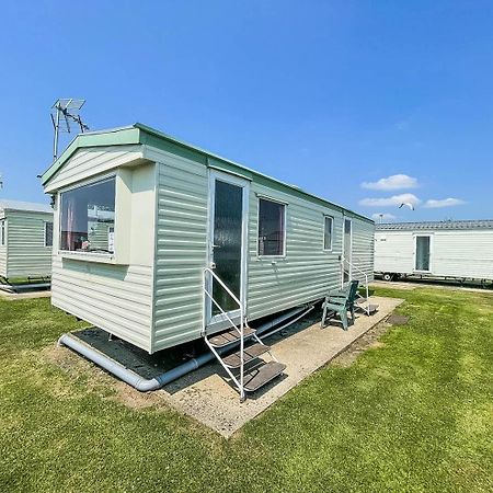 6 Berth Caravan For Hire At Martello Beach Holiday Park In Essex Ref 29017Y Hotel Clacton-on-Sea Bagian luar foto