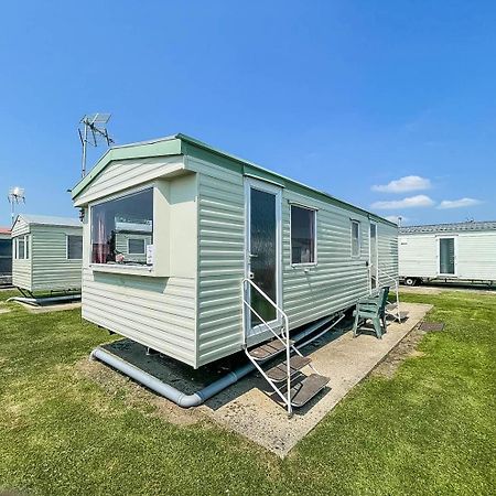 6 Berth Caravan For Hire At Martello Beach Holiday Park In Essex Ref 29017Y Hotel Clacton-on-Sea Bagian luar foto