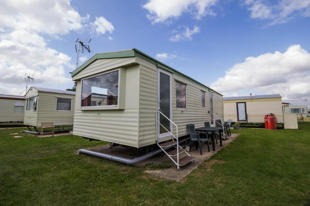 6 Berth Caravan For Hire At Martello Beach Holiday Park In Essex Ref 29017Y Hotel Clacton-on-Sea Bagian luar foto