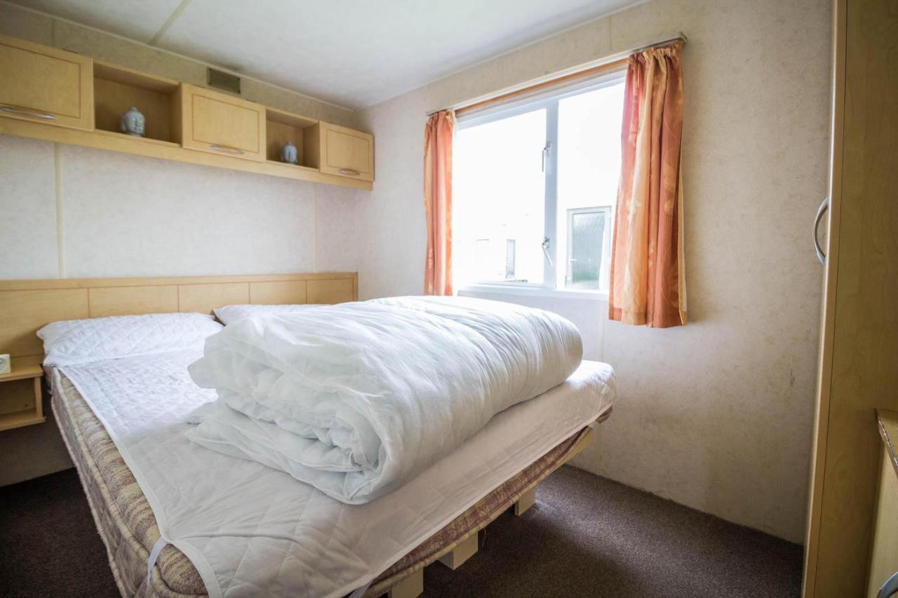 6 Berth Caravan For Hire At Martello Beach Holiday Park In Essex Ref 29017Y Hotel Clacton-on-Sea Bagian luar foto