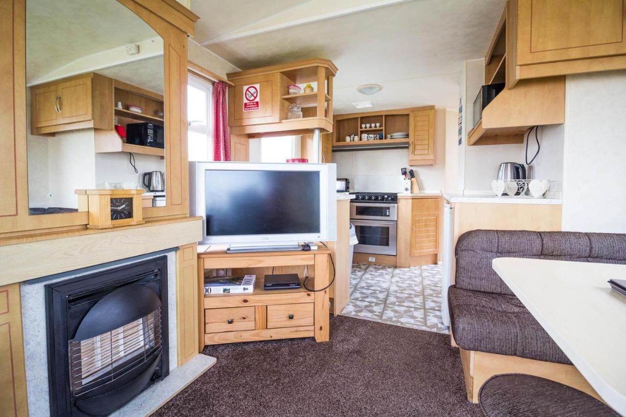 6 Berth Caravan For Hire At Martello Beach Holiday Park In Essex Ref 29017Y Hotel Clacton-on-Sea Bagian luar foto