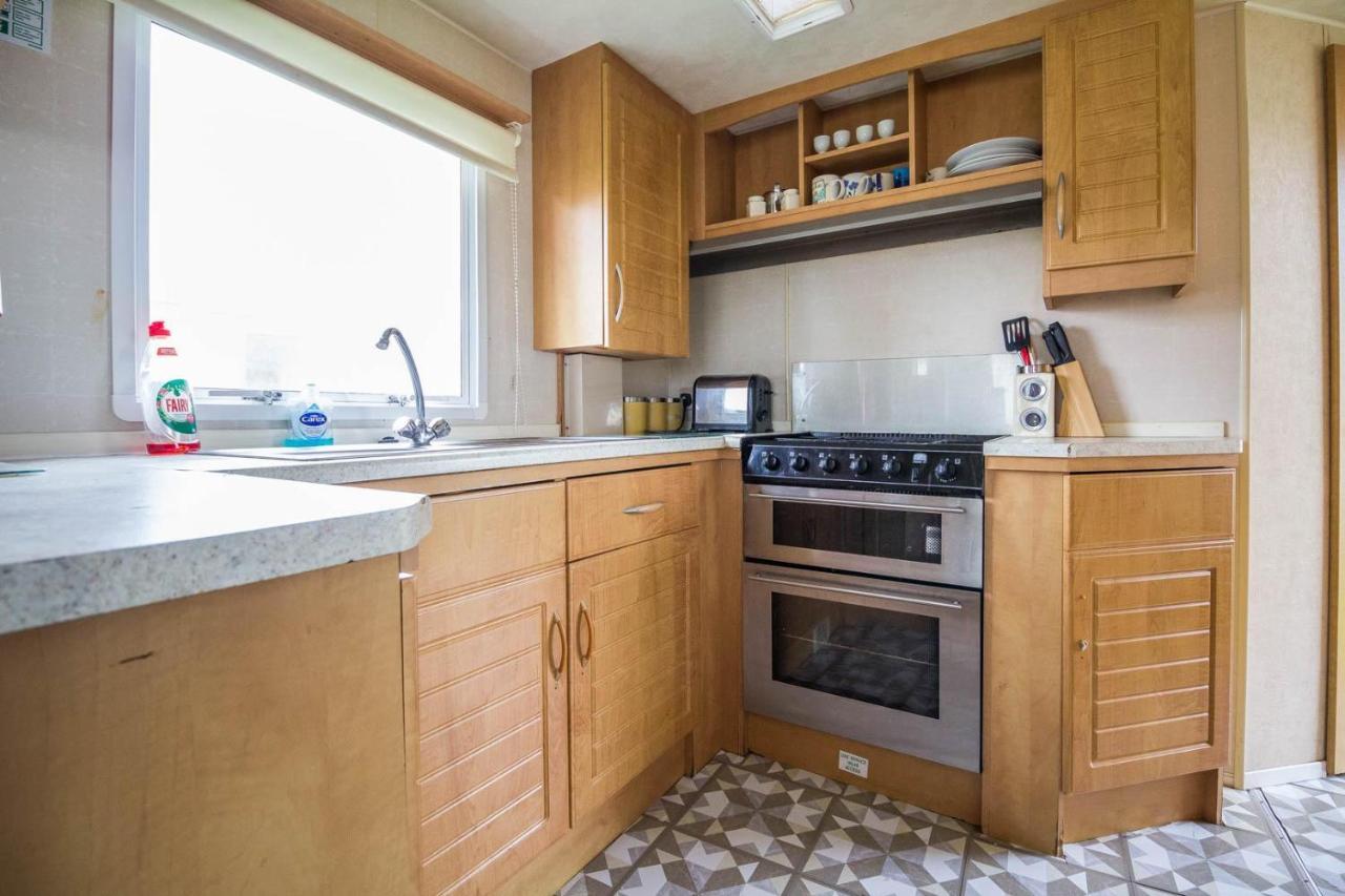 6 Berth Caravan For Hire At Martello Beach Holiday Park In Essex Ref 29017Y Hotel Clacton-on-Sea Bagian luar foto