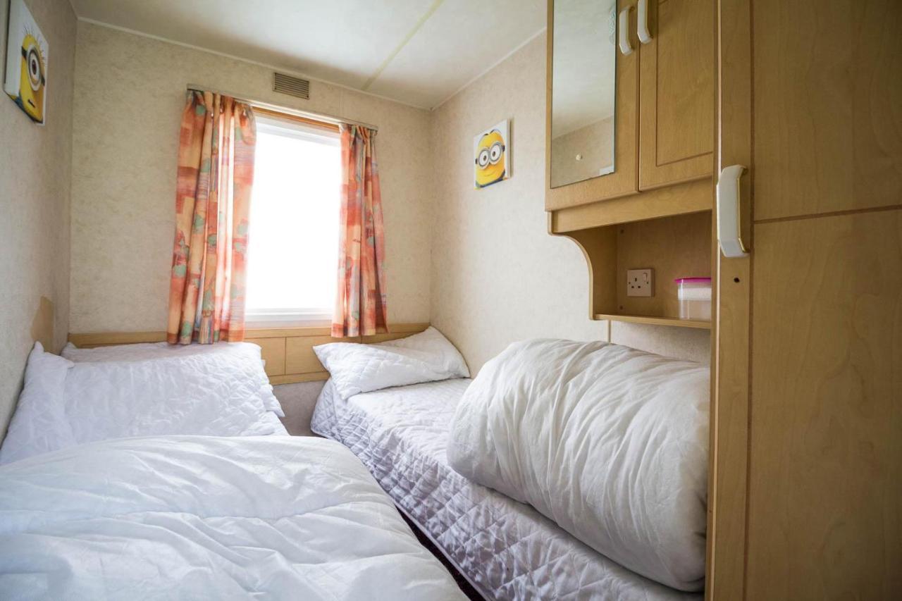 6 Berth Caravan For Hire At Martello Beach Holiday Park In Essex Ref 29017Y Hotel Clacton-on-Sea Bagian luar foto