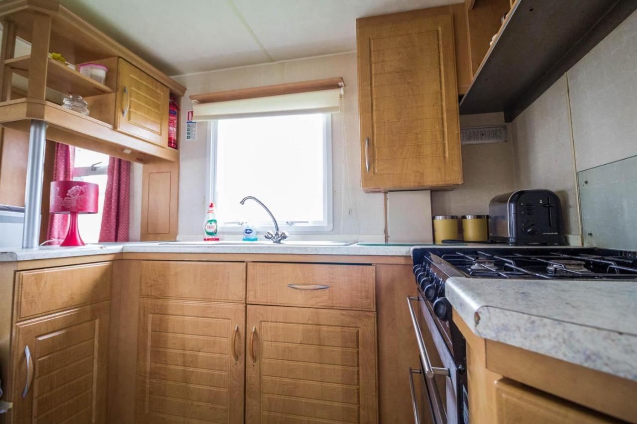 6 Berth Caravan For Hire At Martello Beach Holiday Park In Essex Ref 29017Y Hotel Clacton-on-Sea Bagian luar foto