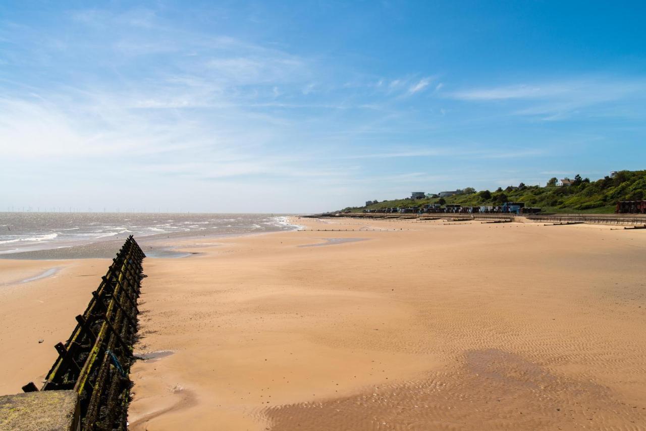 6 Berth Caravan For Hire At Martello Beach Holiday Park In Essex Ref 29017Y Hotel Clacton-on-Sea Bagian luar foto