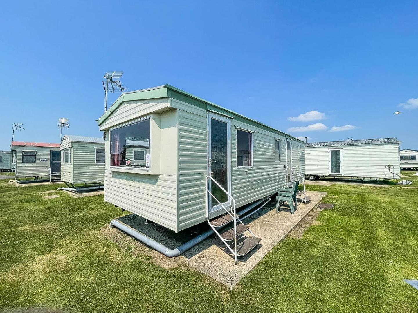 6 Berth Caravan For Hire At Martello Beach Holiday Park In Essex Ref 29017Y Hotel Clacton-on-Sea Bagian luar foto